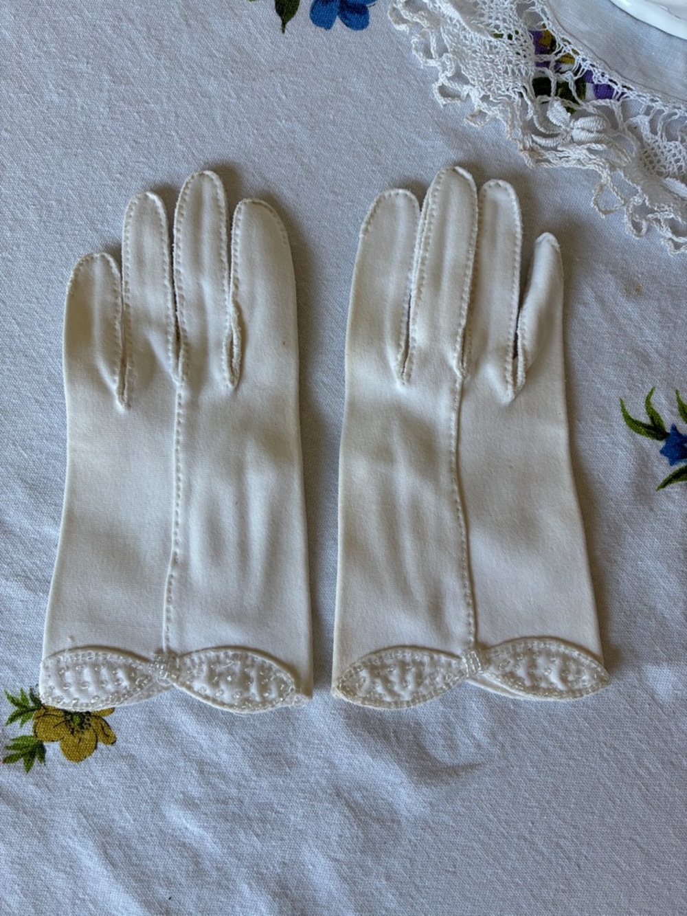 Vintage Girls White Gloves Beaded Scallop Cuff Easter Wedding Formal